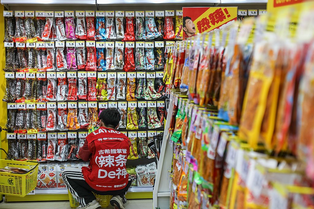 休闲零食两极分化加剧：量贩冲击传统巨头，即时零售入局增加变量