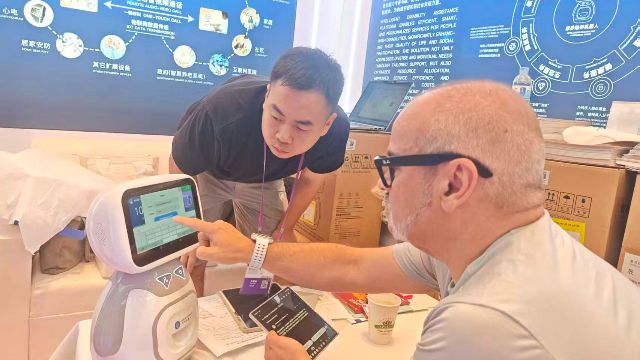 10月17日，孚宝工作人员正在帮助买家Javier Sirvent激活账户（第一财经记者/摄）